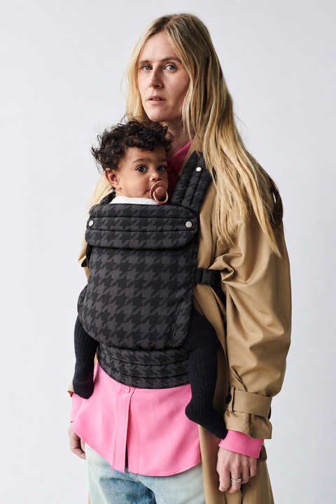 Mother and baby in the Née Denim Check ergonomic baby carrier, front portrait