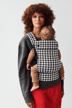 Close view of mother and baby in the Née Grand Houndstooth ergonomic baby carrier