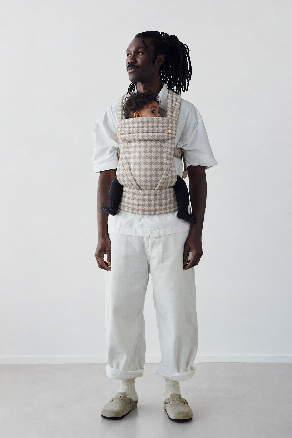 Father and baby in the Née Khaki Houndstooth ergonomic baby carrier, front portrait