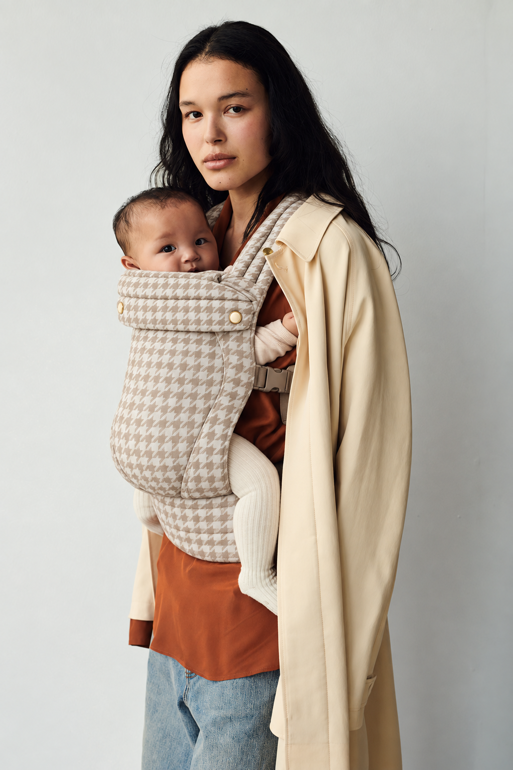 Close view of parent and baby in the Née Khaki Houndstooth ergonomic baby carrier