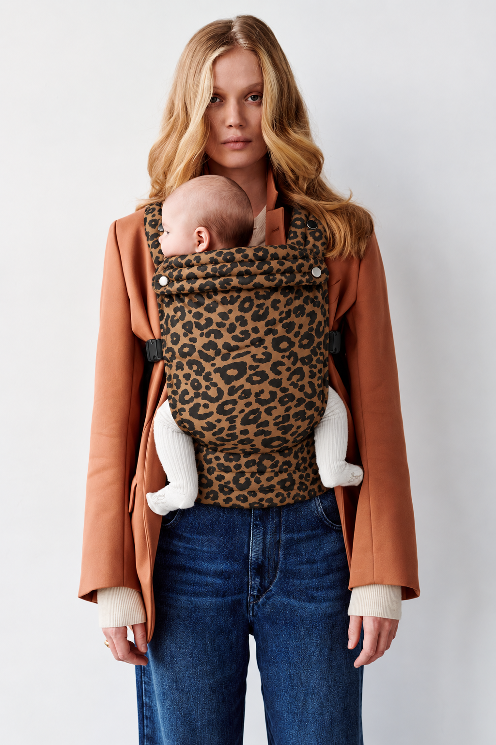 Blonde mother and baby in the Née Leopard Print ergonomic baby carrier, front portrait