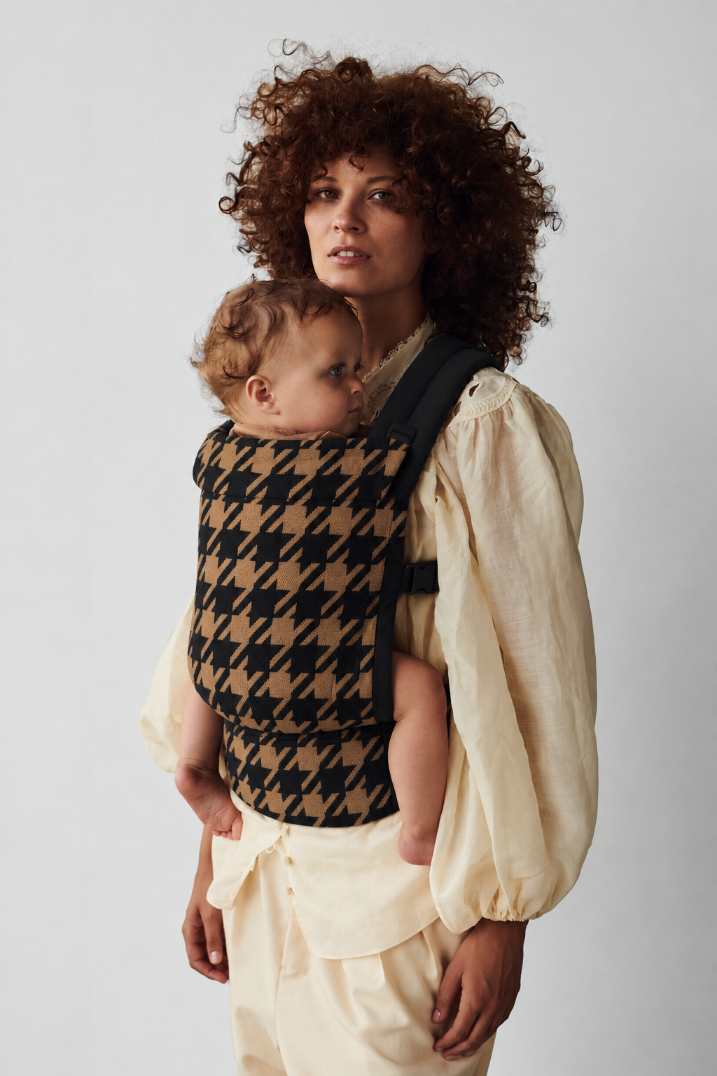 Close view of mother and baby in the Née Noir Houndstooth ergonomic baby carrier