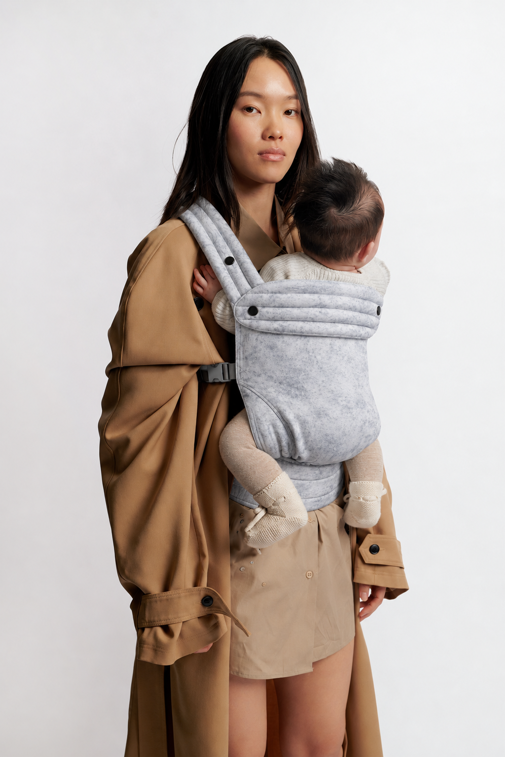 Mother and baby in the Née Silver Mist Grey ergonomic baby carrier, front portrait