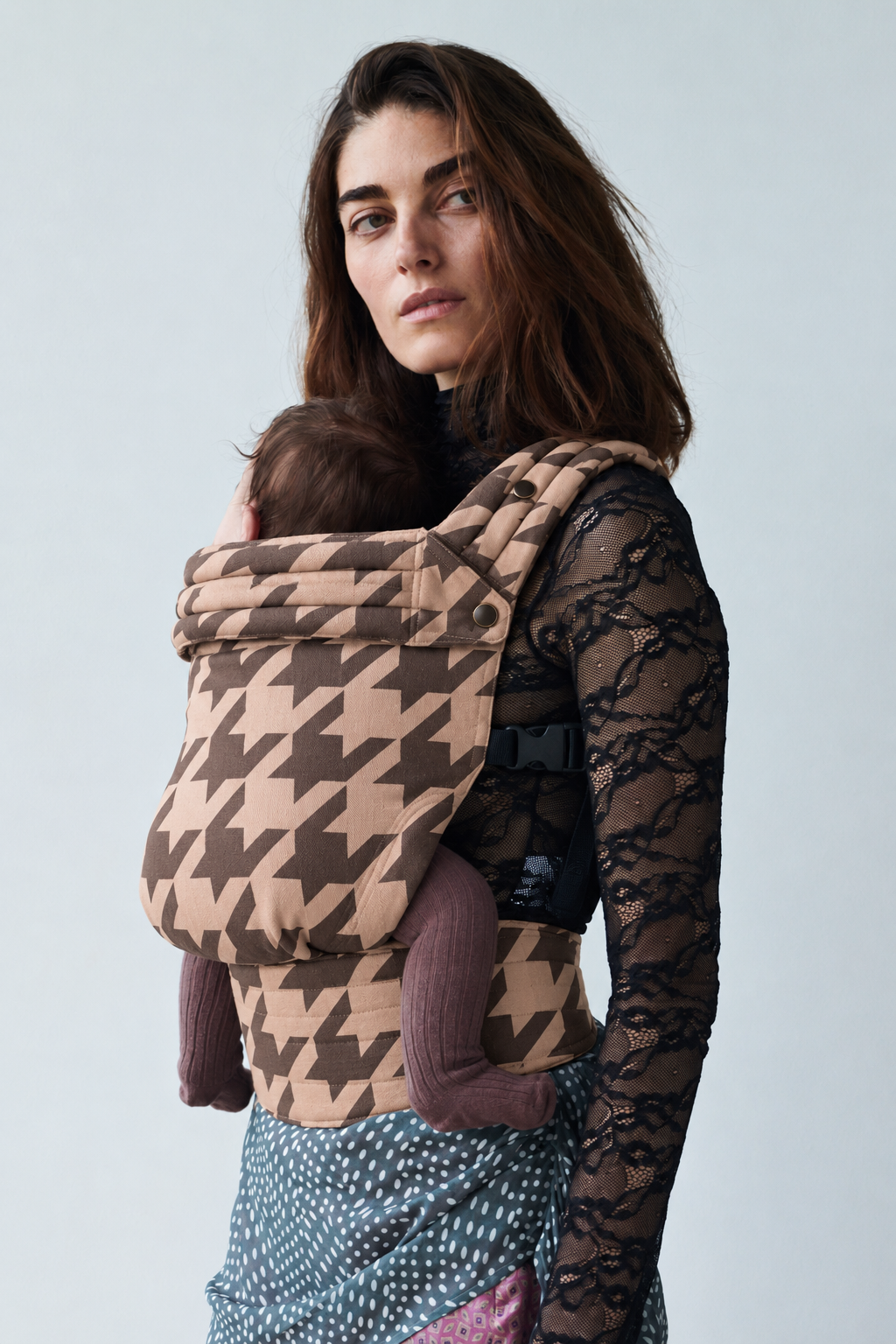 Mother and baby in the Née Stone Houndstooth Grey ergonomic baby carrier, front portrait